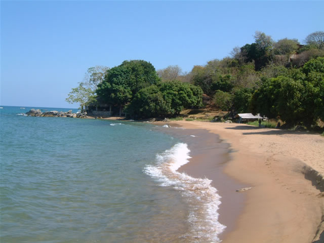 Sandstrand vor der Njaya Lodge