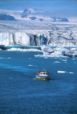 Sightseeing on Jökulsárlón lagoon by Vatnajökull, Island