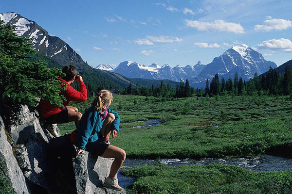 Wanderer am Lake Louise, Banff National Park, Kanada