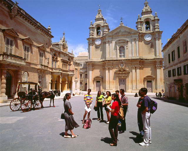 Mdina Square - nur die rechte Uhr zeigt die korrekte Zeit, die linke eine falsche, um den Teufel zu verwirren , Malta