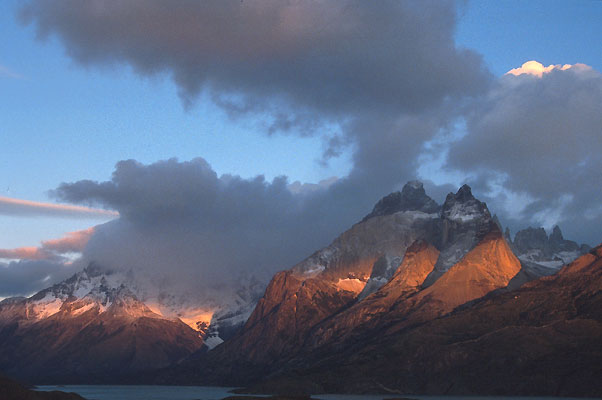 Amanecer en Cuernos del Paine, Chile