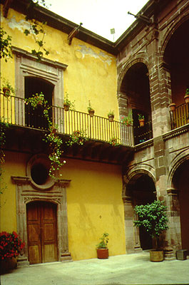 Innenhöfe mit Steinen und Farben in Guanajuato, Mexiko