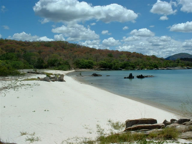 Weißer Sandstrand vor der Manda Wilderness