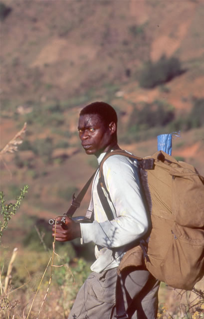 Soldat im Norden Malawis