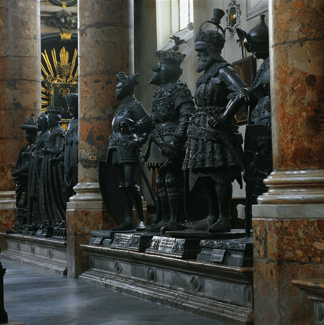 Innsbruck - Hofkirche, Mausoleum von Kaiser Maximilian I. [Trumler], Österreich