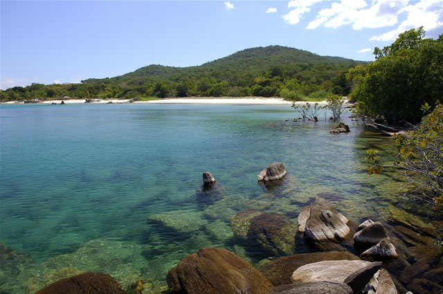 Blick auf den weißen Sandstrand