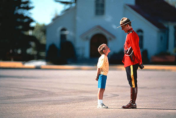 RCMP Officer (Mounty) und Junge am RCMP Training Depot, Kanada