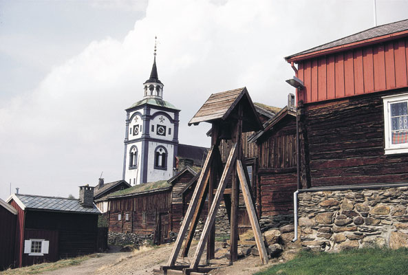 Røros cities / towns Ziir Church in Røros rises above the old mountain town\'s wooden buildings and cottages architecture, Norwegen