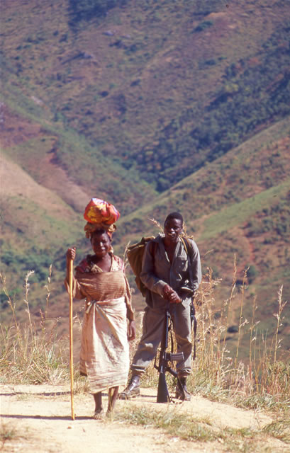 Frau und Soldat im Norden Malawis