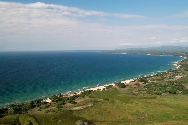 Blick vom Flugzeug auf den Malawisee