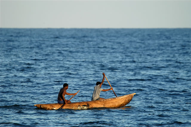 Fischer in traditionellem Holzboot