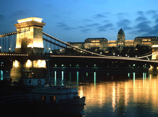 Budaer Burg Kettenbrücke am Abend, Ungarn