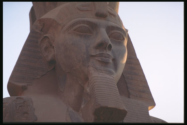 Statue von Ramses II. im Luxortempel